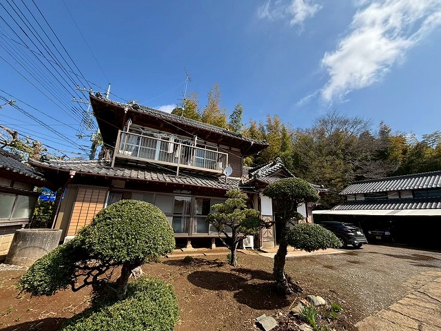 建物外観から屋根形状と周辺環境を確認